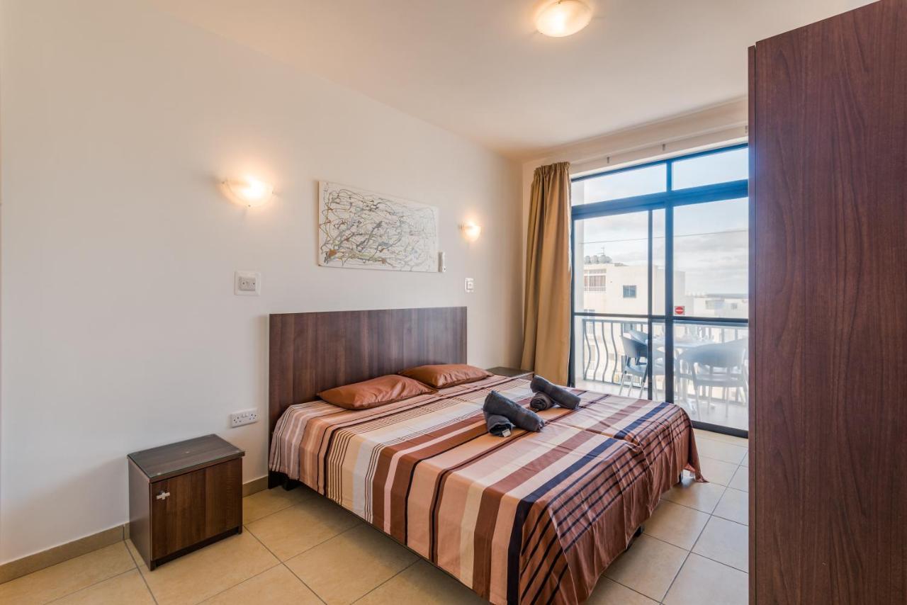 Apartment Seashells With Terrace, Just Off The Seafront In Bugibba - By Getawaysmalta *